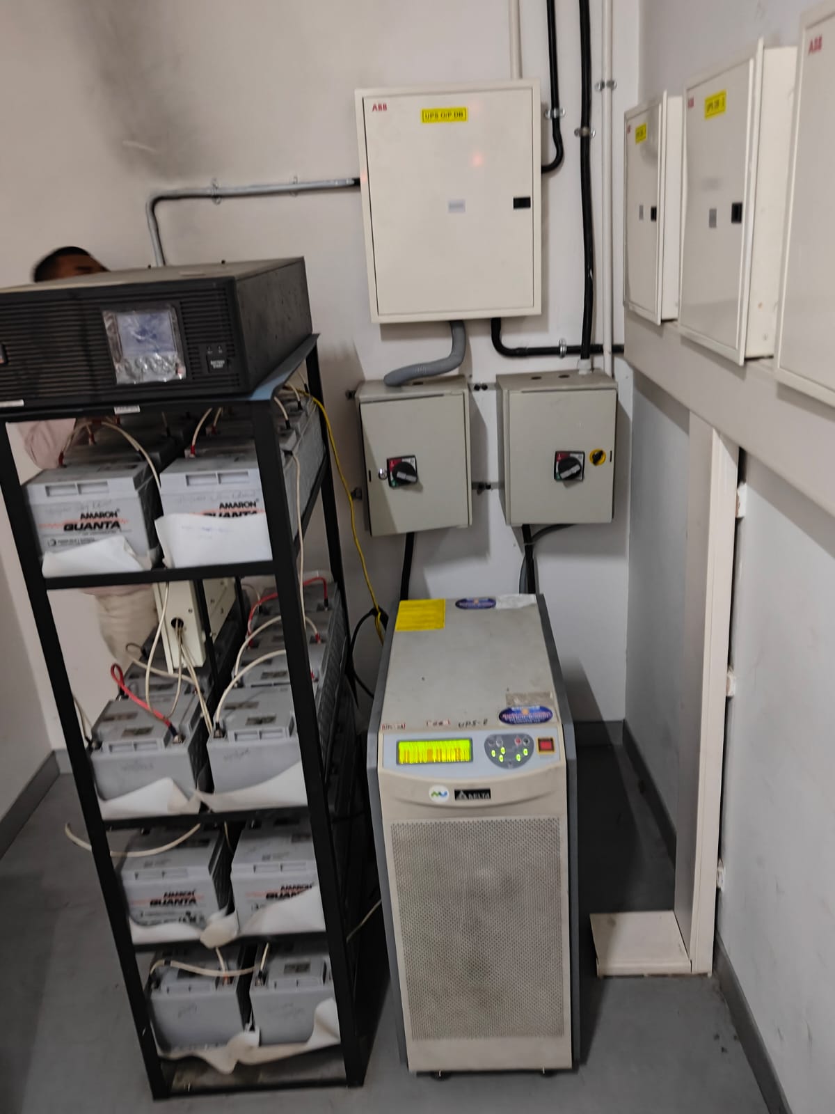 Hospital UPS power backup for medical equipment and healthcare facilities